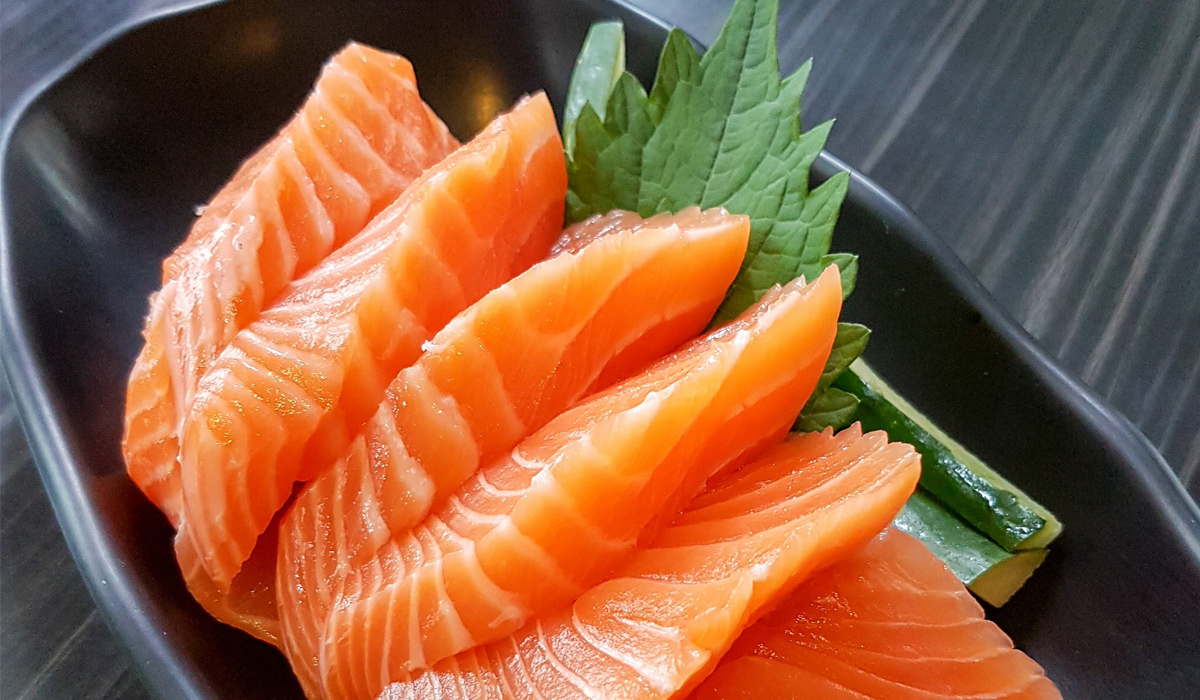 Ăn cá hồi giúp bổ sung dinh dưỡng, hỗ trợ tim mạch và tốt cho não bộ