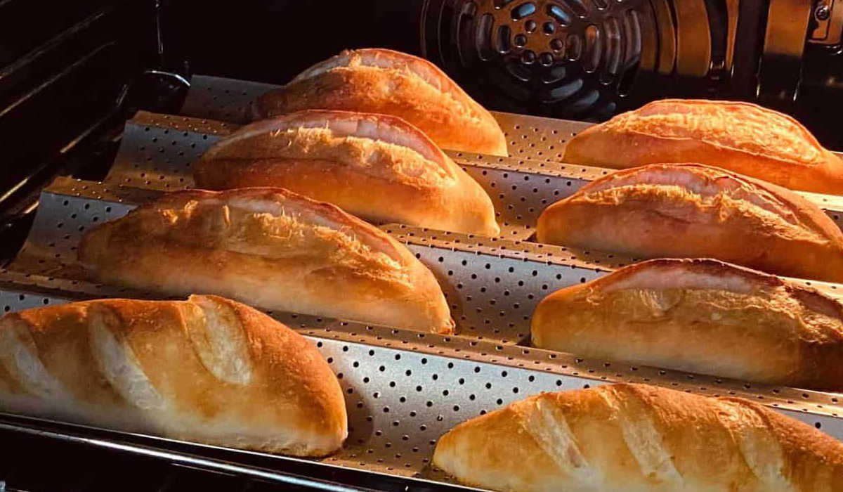 Lò nướng là cách làm nóng lại bánh mì giúp tạo được vỏ giòn và ruột mềm cho bánh mì